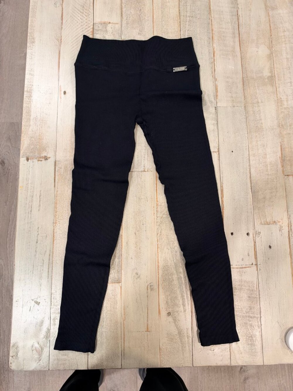 Bombshell Black Seamless Ribbed Leggings Metal Logo Plate M OG